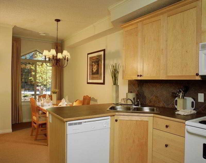 Mystic Springs Chalets & Hot Pools Villa Canmore Room photo